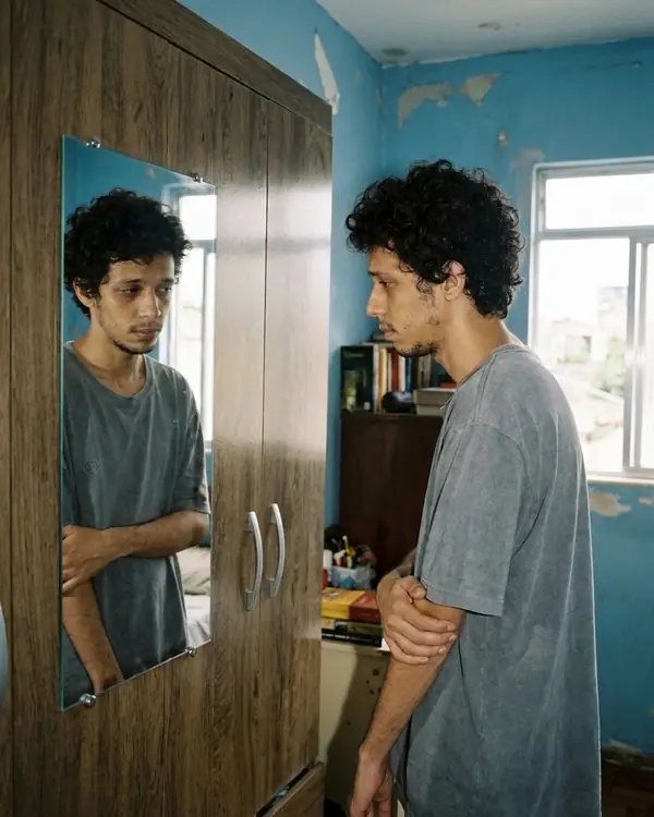 Hoje: o Davi no espelho do quarto
